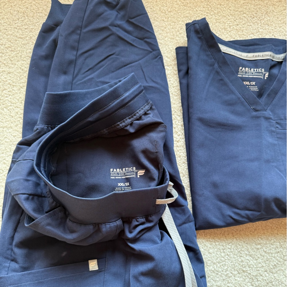 Fabletics Scrub Set - Picture 2 of 2